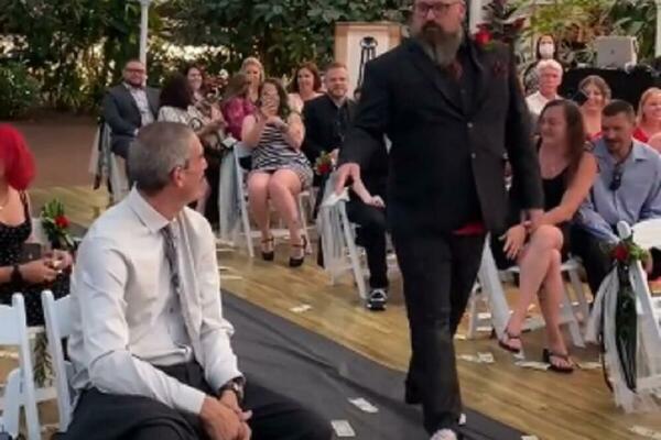 OVAKVO VENČANJE SE NE PAMTI: Umesto devojčice koja baca CVEĆE, pojavio se GRMALJ i krenuo DA VILENI! (VIDEO)
