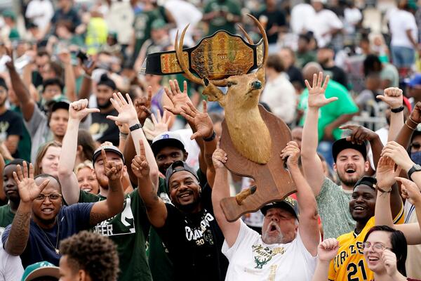 GODINA JELENA: 100.000 ljudi na ulicama Milvokija proslavilo titulu NBA prvaka; bilo i INCIDENATA!