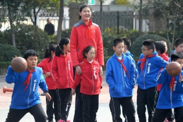 SVET NE VERUJE: Košarkašica iz Kine ima 14 godina i 226 cm! Već je viša od Bobija, sustiže Minga i Vraneša! (VIDEO)