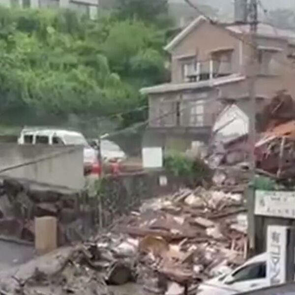 DA JE OSTAO TU JOŠ KOJU SEKUNDU, POGINUO BI! Pogledajte snimak UŽASNIH POPLAVA u Kini, sve ovo je STRAŠNO! (VIDEO)