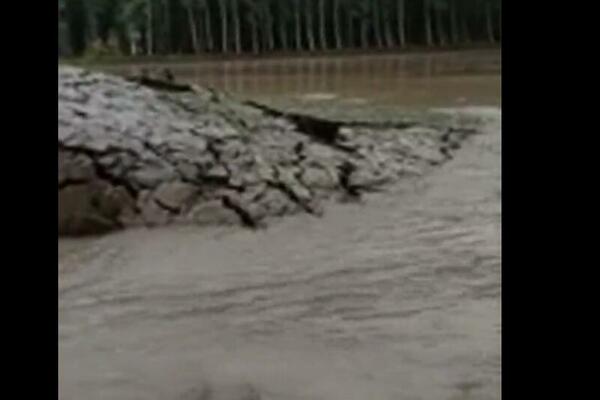 ZEMLJA IZRONILA IZ VODE! Prolaznici snimili ČUDO, a posle se dogodilo još nešto! (VIDEO)