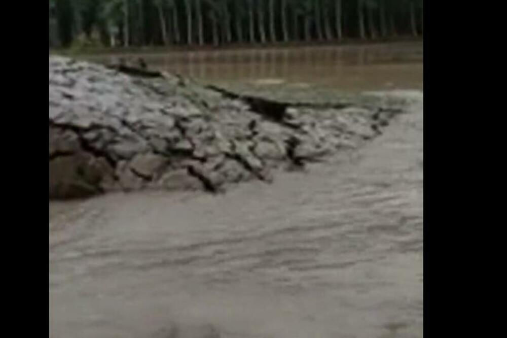 ZEMLJA IZRONILA IZ VODE! Prolaznici snimili ČUDO, a posle se dogodilo još nešto! (VIDEO)