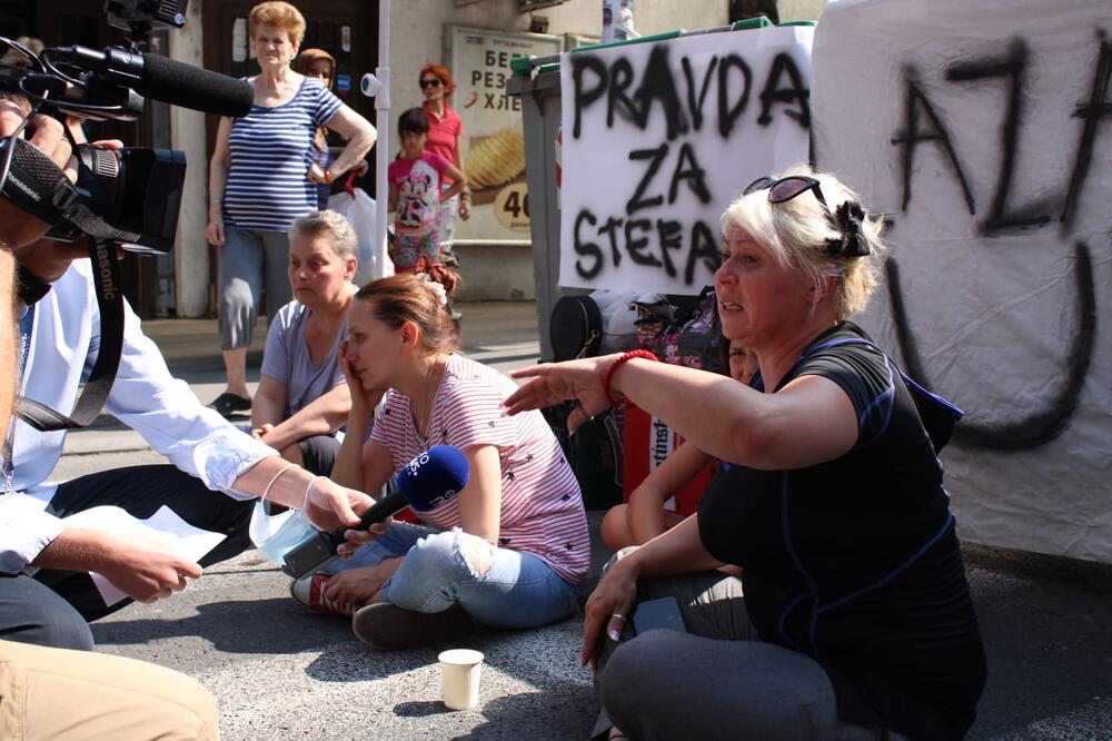 TRAŽE DA KRIVAC BUDE PROPISNO KAŽNJEN: Građani i dalje blokiraju ulicu nakon smrti dečaka na Karaburmi!