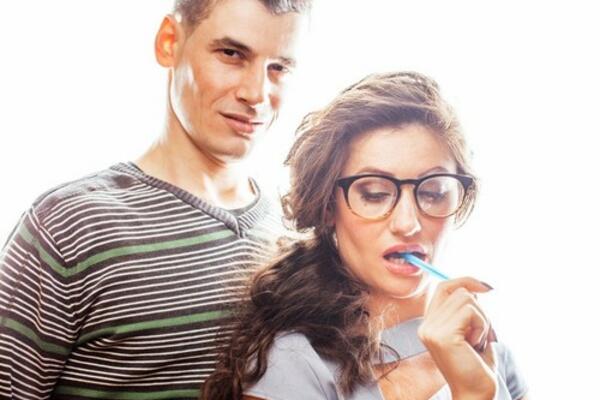 KRIJE SRAMNE PORUKE? Sumnja da mu devojka "maže oči" varajući ga iza leđa SA NJIM!