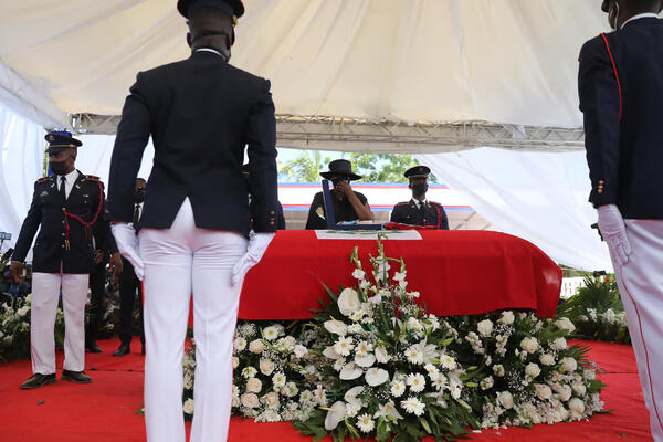 NEMIRI I INCIDENTI NA SAHRANI PREDSEDNIKA U HAITIJU: Policija upotrebila suzavac!