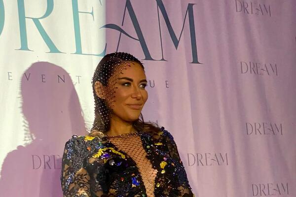 DEKOLTE DO PUPKA I MREŽA NA GLAVI! Ana Nikolić pokazala telo u PROVIDNOJ HALJINI, a tek da vidite ULAZAK NA BINU!