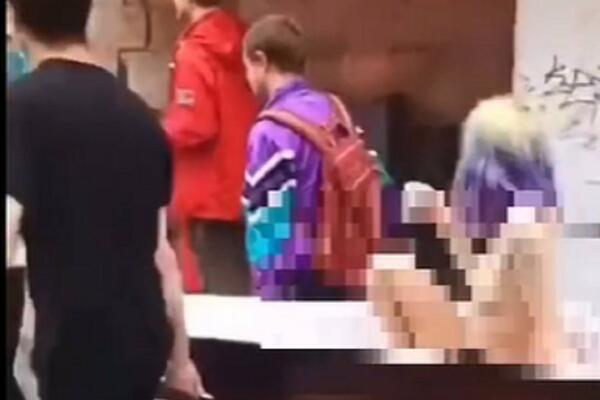 HOROR SCENA U CENTRU GRADA: Golu Nađu ubacili u MRTVAČKI SANDUK, pa je nosili pred prolaznicima (VIDEO)