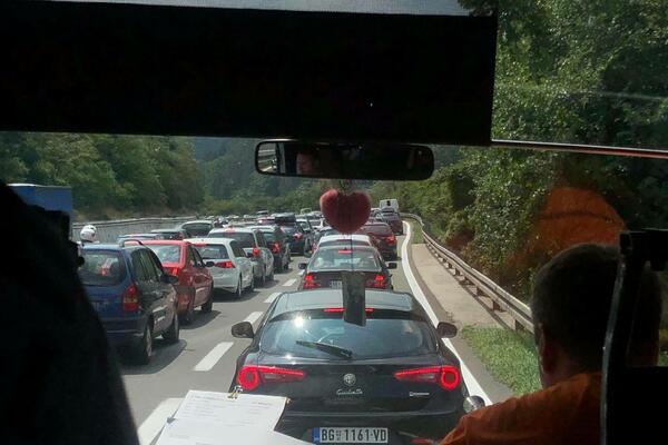 NENORMALNE GUŽVE NA AUTO-PUTU ZBOG RADOVA: Vozila mile! (FOTO)