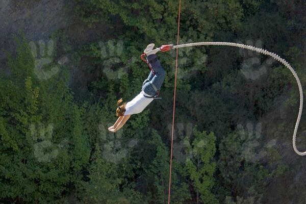 KRENULA JE SA DEČKOM DA SKAČE SA LITICE: Ono što je usledilo, potpuni je horor