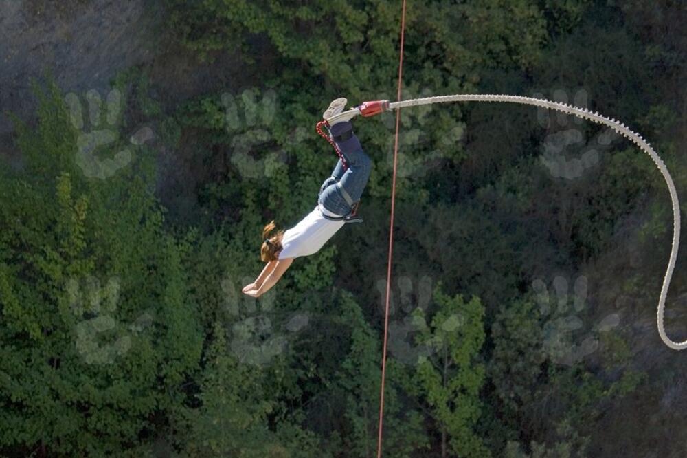 KRENULA JE SA DEČKOM DA SKAČE SA LITICE: Ono što je usledilo, potpuni je horor