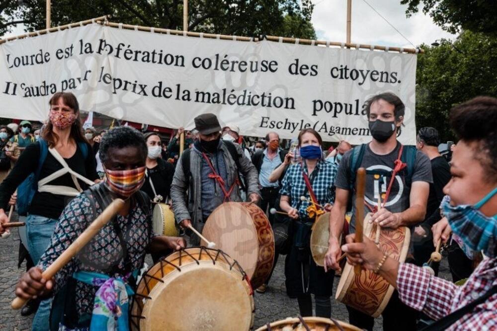NEMIRI U PARZU: Masovni protesti zbog VAKCINACIJE i epidemioloških mera, POLICIJA NA NOGAMA!