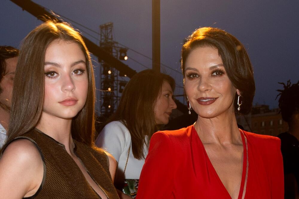 ĆERKA POZNATE GLUMICE PROSTO OSTAVLJA BEZ DAHA VANSERIJSKOM LEPOTOM: Već je krasila naslovnicu čuvenog magazina!