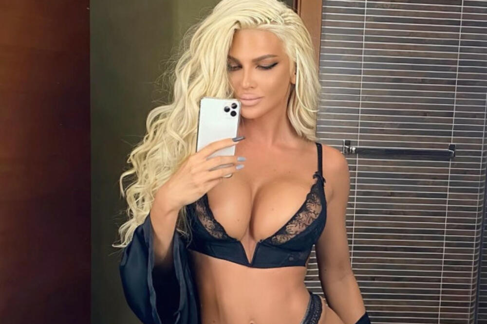 KADROVI KOJI MUTE RAZUM, ALI BUKVALNO! KARLEUŠA OKRENULA ZADNJICU KAMERI: Sve se vidi BEZ CENZURE! (FOTO 18+)