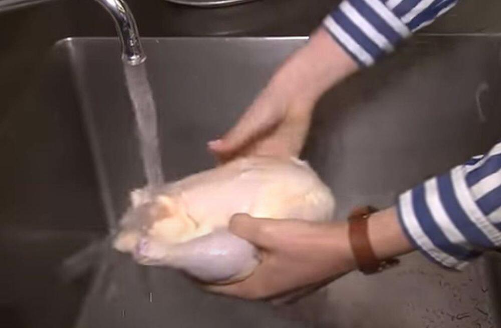 EVO ZAŠTO JE OPASNO DA PERETE PILETINU POD VODOM! Uopšte nije BEZBEDNO kao što mislite - JEZIVA STVAR JE U PITANJU