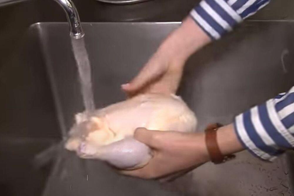 AKO ŽELITE DA OSTANETE ZDRAVI, NIKADA NE PERITE PILETINU PRE KUVANJA: Razlog će vas iznenaditi, VAŽNO!