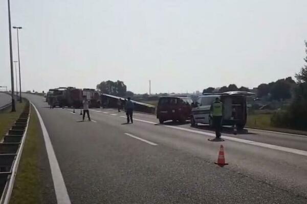 SAOBRAĆAJNA NESREĆA NA SMEDEREVSKOM PUTU! Automobil udario u autobus, vozač POGINUO