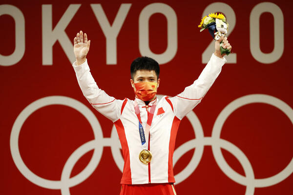 NOVO ZLATO ZA KINU U DIZANJU TEGOVA: Posle ženske i u muškoj konkurenciji su se popeli na najveće postolje!