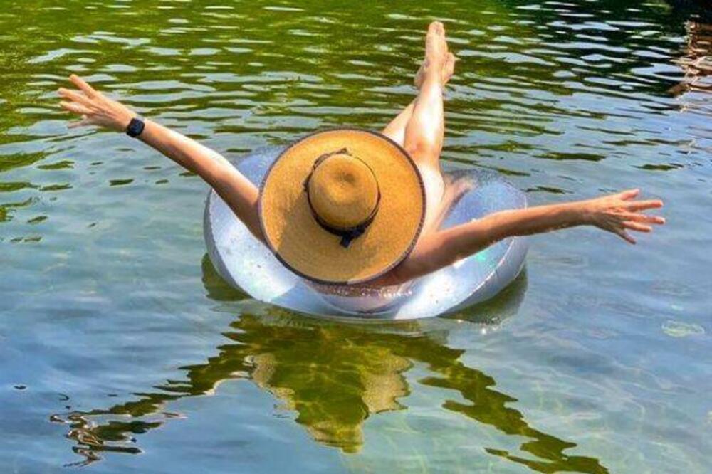 MIRJANA KARANOVIĆ POTPUNO GOLA: Izgleda neverovatno, ŽENO, SVAKA ČAST, pogledajte sve slike! (FOTO)