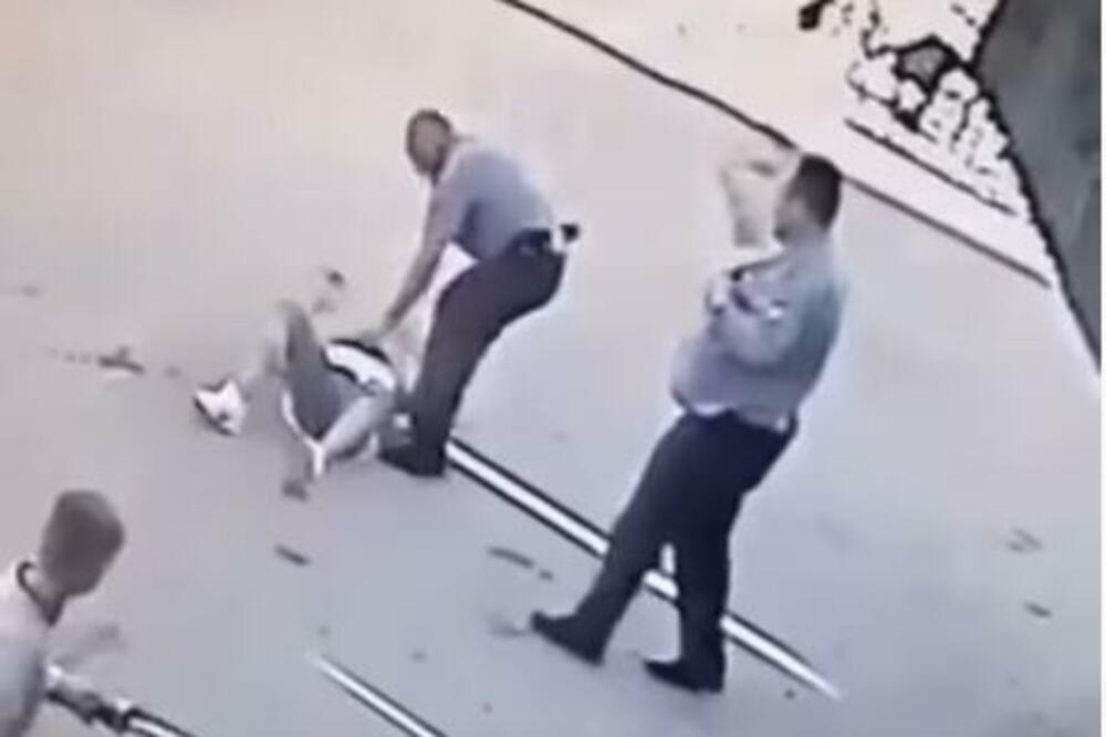 STRAVIČNO! Isplivao snimak na kom POLICAJCI brutalno tuku mladića (UZNEMIRUJUĆI VIDEO)