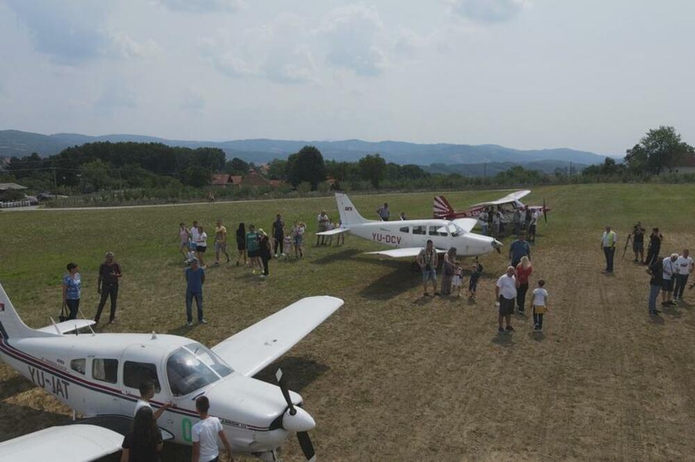 SA ČUVENOG DRAŽINOG AERODROMA DANAS SU POLETELI AVIONI: Ovo je veliki dan za meštana Pranja! (FOTO) (VIDEO)