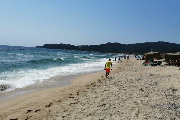 GDE SE SVE NAPLAĆUJE PEŠKIR NA PLAŽI? Kazne su PAPRENE, sve je krenulo iz 1 jedne ZEMLJE!