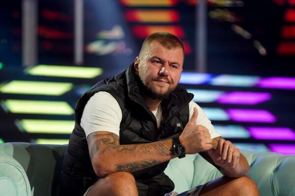 JANJUŠ SPAKOVAO KOFERE I OTIŠAO U MANASTIR! Sa njim je pošla i jedna BITNA OSOBA!