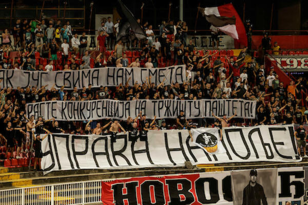 JASNA PORUKA NAVIJAČA VOJVODINE: Transparentom poručili šta misle o radu uprave kluba (FOTO)