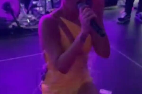 VIŠE JE NE KITE BAKŠIŠOM VEĆ KREDITNIM KARTICAMA? ANA NIKOLIĆ PRONAŠLA JEDNU NA SCENI: "Ako ima KEŠA potrošiću!"