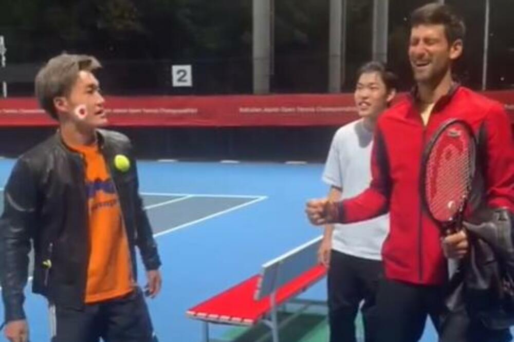 U JAPANU GA OBOŽAVAJU, ALI OVAJ LIK JE POSEBNA PRIČA: "Nole, ajmo na ĆEVAPE!"