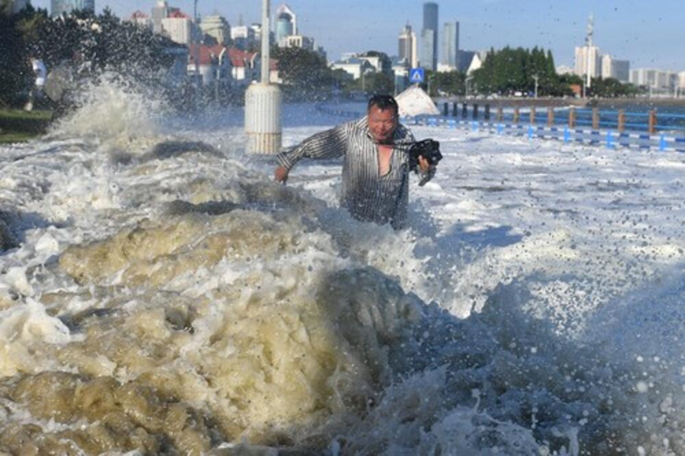 STRAVIČNI VETROVI I POPLAVE U ŠANGAJU: Pola miliona ljudi se sakrilo u SKLONIŠTA (VIDEO)