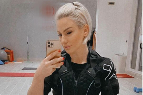 ANA KOKIĆ KAO IZVAJANA: Pevačica se skinula i pokazala koliko je BRUTALNA!