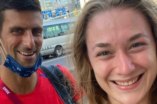 ĐOKOVIĆ RASPAMETIO PLAVUŠU, VRIŠTALA OD SREĆE: Novak pravi HAOS gde god da krene u Tokiju! (VIDEO)