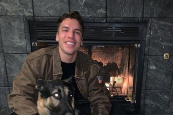 ŠVARCENEGEROV SIN SE POPEO GORE PA POČEO DA GA JAŠE: Na telu svaki mišić kao NASLIKAN, APOLON JE MALA MACA za njega