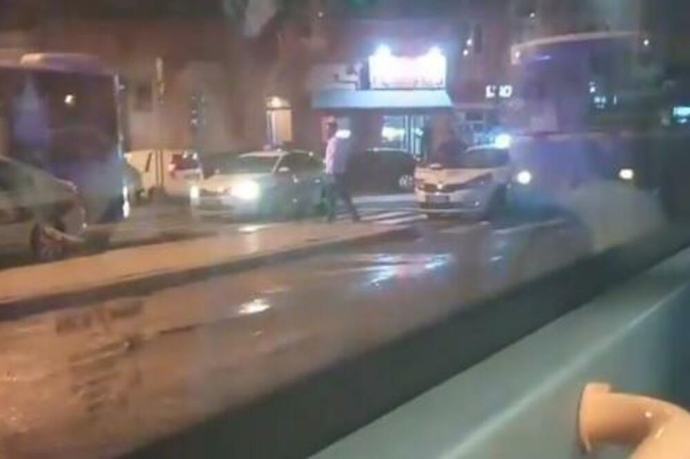 GRUPA MLADIĆA NAPALA VOZAČA GSP-a, A ONDA I POLICIJU: Autobus zakačio nepropisno parkiran "audi" (VIDEO)