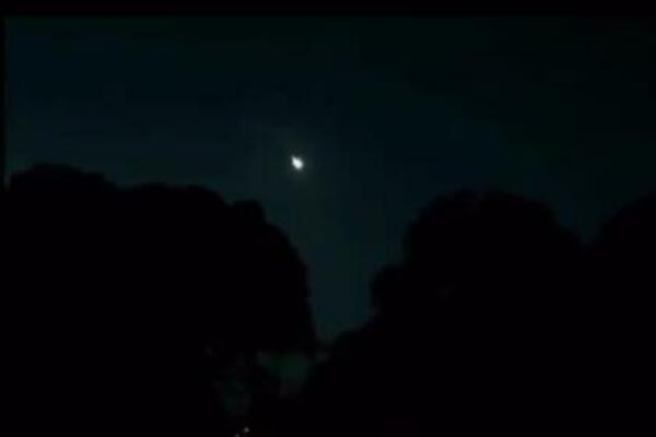 NEVROVATAN PRIZOR KOJI ODUZIMA DAH: Meteori obasjali noćno nebo iznad Amerike i Norveške! (VIDEO)