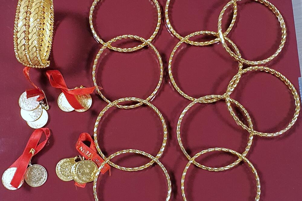 CARINICI STALNO NA OPREZU: Kod Turčina nađeno preko 600 grama ZLATNOG NAKITA, pokušao ilegalno da ga prenese (FOTO)