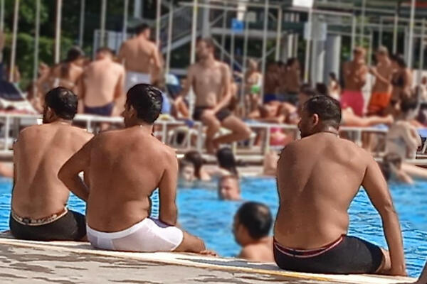 ''DOŠLI, POSKIDALI SE I POSKAKALI U VODU'': Indijci na čairskom bazenu, objava izazvala lavinu komentara (FOTO)