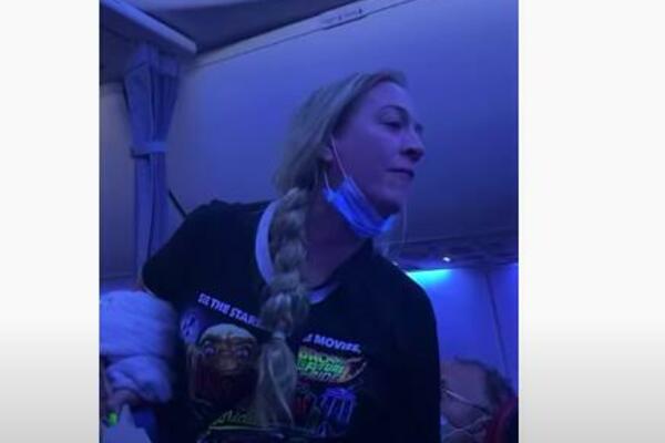 PUTNICA UHAPŠENA U AVIONU, LET KASNIO ZBOG NJE: Opirala se i vrištala sve vreme, razlog NIKAD BIZARNIJI! (VIDEO)