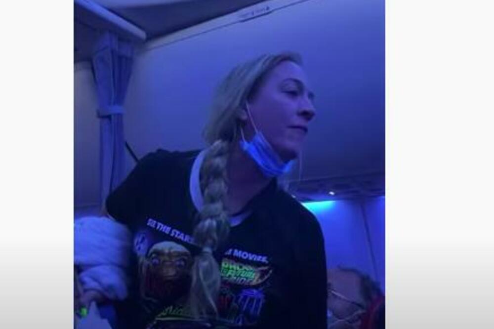 PUTNICA UHAPŠENA U AVIONU, LET KASNIO ZBOG NJE: Opirala se i vrištala sve vreme, razlog NIKAD BIZARNIJI! (VIDEO)