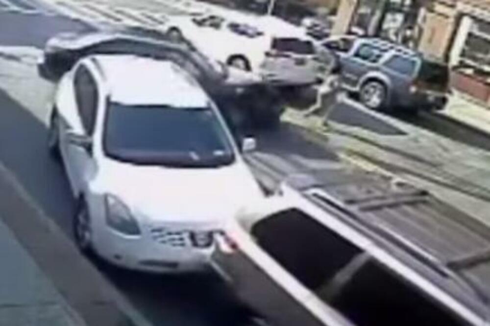 OSMOMESEČNA BEBA SPASENA NAKON ŠTO JE OSTALA ZAROBLJENA ISPOD VOZILA: Na nju i majku naleteo automobil! (VIDEO)