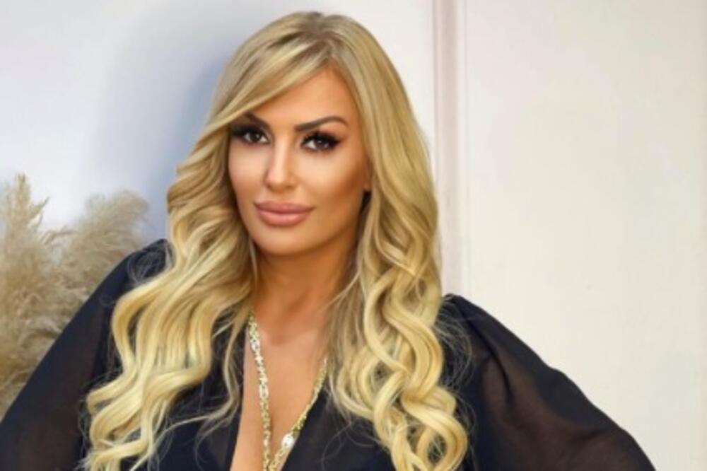 ELMA SINANOVIĆ JE SVOJU KARIJERU GRADILA BEZ SKANDALA: Na sceni je skoro 30 godina, otkrila TAJNU USPEHA! (FOTO)