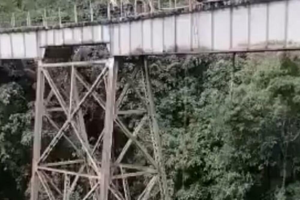 KAMERE SNIMILE POGIBIJU SA BANDŽIJEM! Poslednje što je čula bio je SIGNAL, koji je bio za NJENOG DEČKA! (VIDEO)