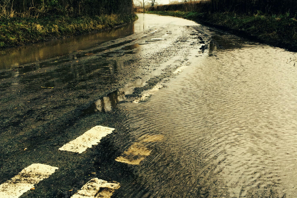 LONDON SE ČISTI NAKON NEZAPAMĆENOG OLUJNOG TALASA: Očekuje se nastavak oluja