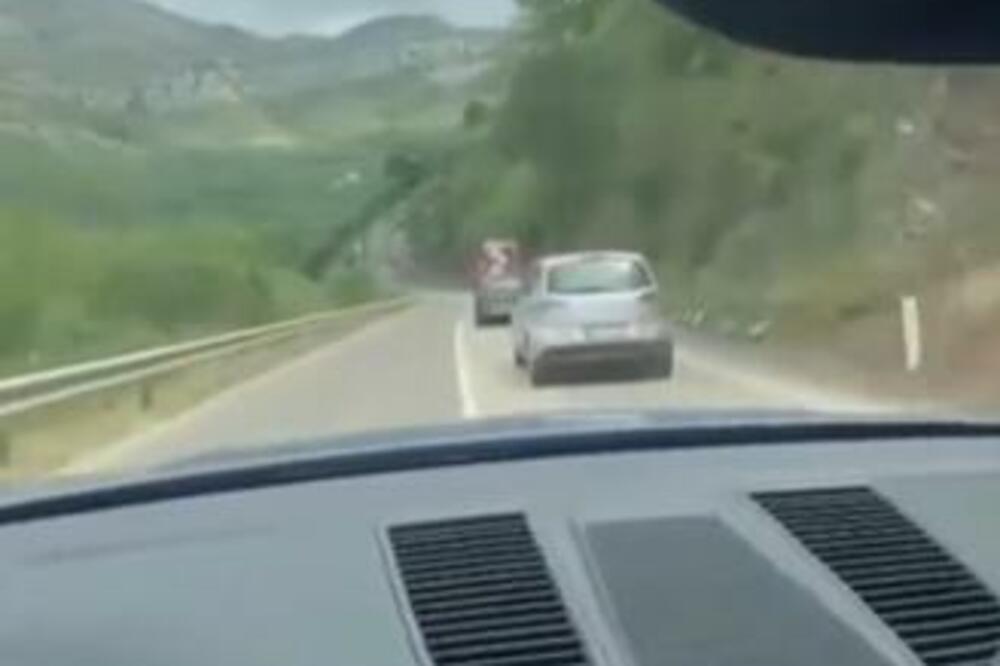 BAHATI VOZAČ SE HVALI ŠTO PRETIČE PREKO PUNE LINIJE U VELIKOJ BRZINI! Za "dlaku" izbegao SMRT! (VIDEO)