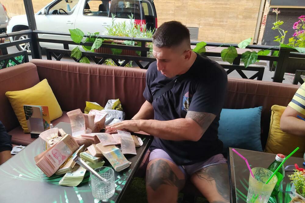 AU, KOLIKO PARA! Kristijan došao u kafić pa BACAO DINARE PO STOLU! (FOTO)