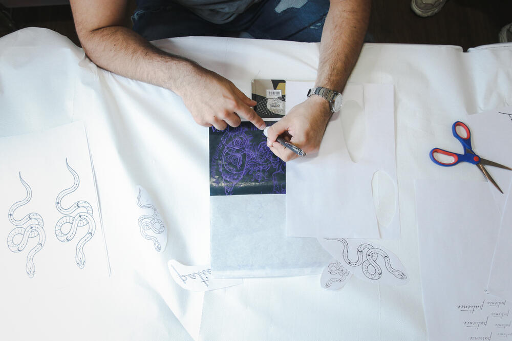 BIZARNO ILI NE? Tetovaža Srbina postala hit na mrežama, pazite samo ovaj stih (FOTO)