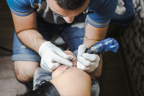 "Još rađaju majke Obiliće" Srbin istetovirao svinjokolj na ruci, objavom zapalio mreže, komentari su šou program!