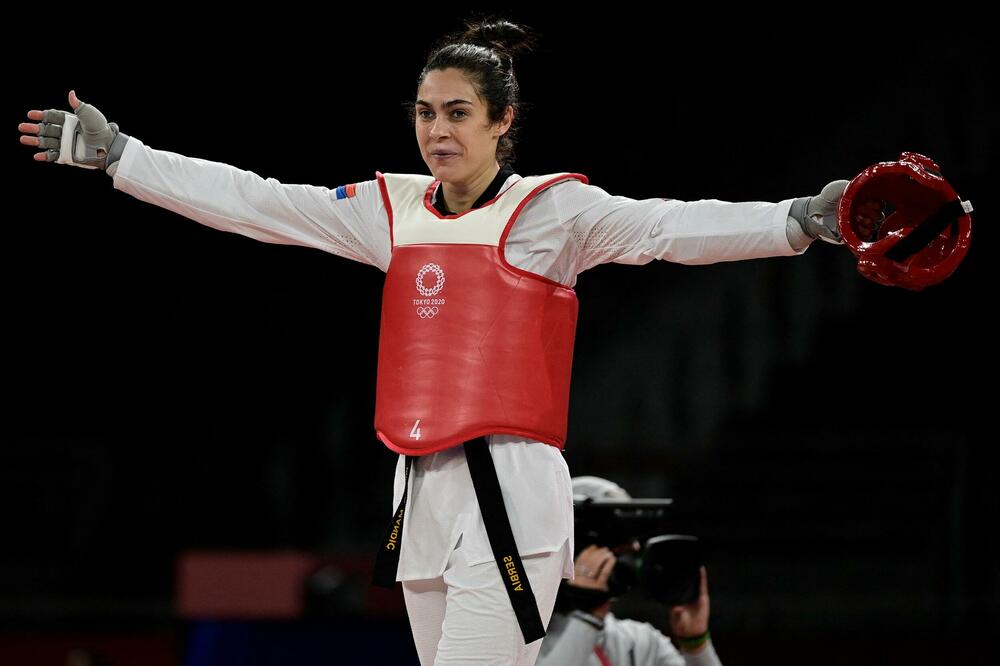 ZNAJU DA CENE NJENE REZULTATE: Stanari naselja "Stepa Stepanović" iznenadili dvostruku Olimpijsku šampionku (FOTO)