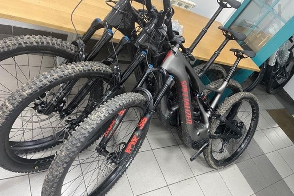 ČESI UHAPŠENI NA HORGOŠU: Pokušali da prokrijumčare robu vrednu 7 MILIONA!