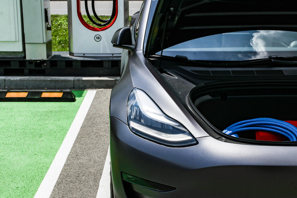 ELEKTRIČNA VOZILA NAPRAVILA OPŠTU POMETNJU U ITALIJI! Ugroženo više od 70.000 radnih mesta